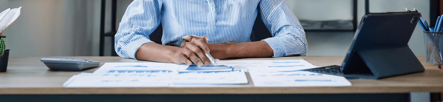 Registra, controla e analisa as movimentações financeiras da empresa, garantindo conformidade com normas fiscais e legais.